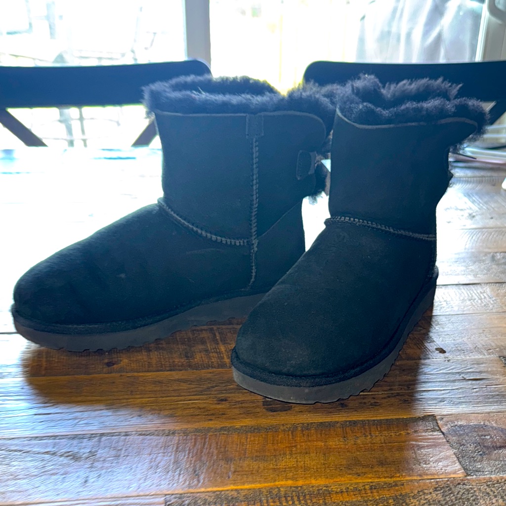 Black Shearling Lined Boots With Bows